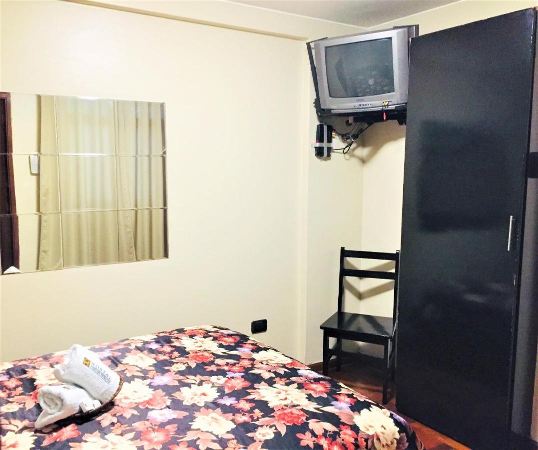Hostal Carlos Tenaud Лима Екстериор снимка