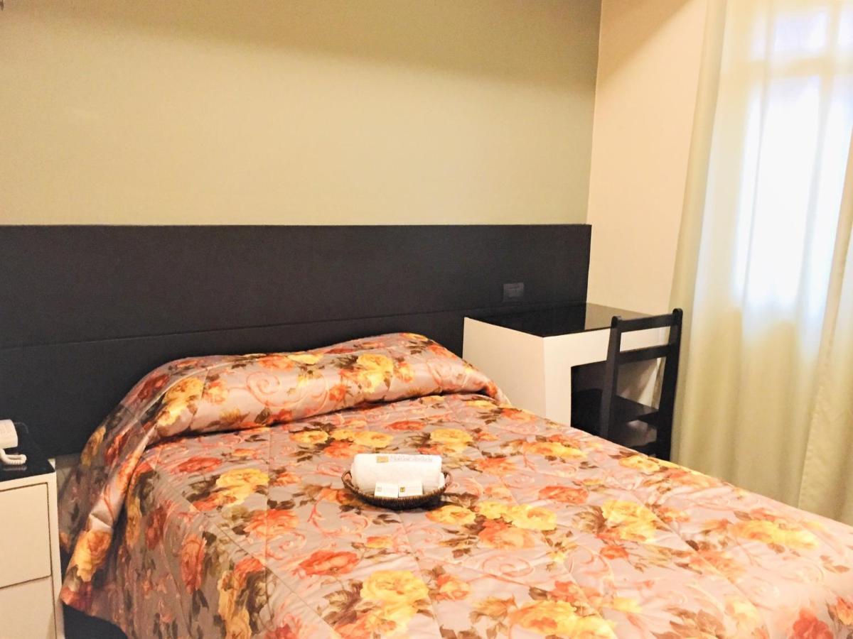 Hostal Carlos Tenaud Лима Екстериор снимка